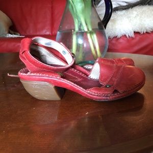 El Naturalista red shoes 37